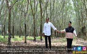 Check spelling or type a new query. Jokowi Dan Iriana Berpose Romantis Di Kebun Karet Jpnn Com