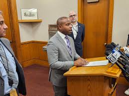 Mayor Cavalier Johnson‎‏ ‏يو نوې...