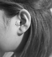 Kimisi Buyuk Sever Kimi Kucuk Sever Dovmelerden Bahsediyorum Minimal Bir Fark Yaratmak Isteyenler Icin Kucuk Dovme Model Tattoos Ear Tattoo Inner Ear Tattoo