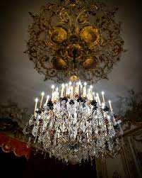 هذه الثريا هي تحفة فنية وجميع الديكورات الداخلية من طراز روكوكو التي كانت على طراز مشهور في القرن الثامن عشر وتفاصيل Ceiling Lights Chandelier Ceiling