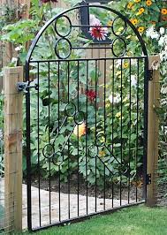 Pin By Emilialua Sousa On G A T E W A Y Metal Garden Gates Metal Garden Trellis Iron Garden Gates
