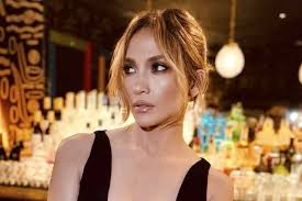 Jennifer Lopez får fansen att dregla efter att ha poserat i en  mini-klänning med urringning