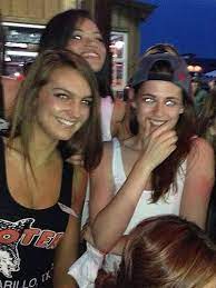 Kristen stewart looks happy visiting hooters in texas — new pics. Kristen Stewart Shows Rare Smile At Hooters Despite Robert Pattinson Split