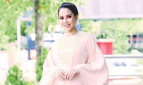 Dengan gabungan penampilan unit tindakhas (utk) dan barisan pelakon seperti zul ariffin, izara aishah, fazura, farid kamil, azad jazmin, iedil putra serta. Tuah Kekasih Zul Ariffin