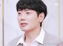 1998년, 냉소적인 글쓰기로 유명했던 에스콰이어지 소속 기자 로이드(매튜 리즈)가 로저스(톰 행크스)를 취재하면서 겪었던 실화를 바탕으로 영화가 만들어졌다. ê¹€í˜•ì¤€ ê³¼ê±° ë¦¬ì¦ˆì‹œì ˆ