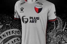 A más de un año del lanzamiento de sus antecesoras, por culpa de la bendita pandemia que parece no terminar más por estas latitudes, la firma de origen español sacó a la luz las nuevas equipaciones del sabalero. Nueva Camiseta De Colon Edicion Limitada El Litoral Noticias Santa Fe Argentina Ellitoral Com