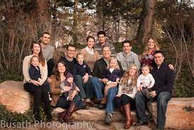 Larger Family Group Pose Coordinating Outfits Neutral Earth Large Family Photos Big Family Photos Group Family Pictures