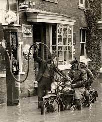 Ariel Bkp668 Zuid Engeland 1935 With Images Classic Motorcycles Old Gas Stations Vintage Motorcycles
