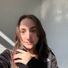 Lou Avery's Instagram, Twitter & Facebook