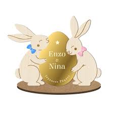 Lapin heureux tenant l'oeuf de pâques avec papillon. Decoration De Paques Originale Lapins En Bois Print Your Love