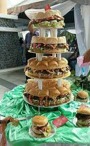 Eine Burger Hochzeitstorte Hammer Kuchen Ideen Hochzeitstorte Lustig Lebensmittel Essen