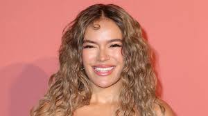 Karol G se une a la tendencia primaveral chestnut teddy blonde con rizos de  sirena