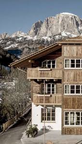 Venite a scoprire il nostro hotel sci ai piedi in alta badia. Appartamenti Chalet Corvara