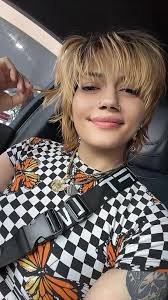 Hey y'all!! Just wanted to show my face. I'm Des🥰😘🌈🌈