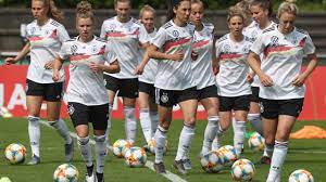 Seitdem gleichen die leistungen der deutschen frauen bei großen turnieren einer achterbahnfahrt. Frauen Wm Deutsche Nationalmannschaft Hofft Auf Regen Fussball Bild De