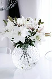 Le Vase Boule Petit Objet Avec De Grandes Idees Archzine Fr Deco Floral Deco Fleur Bouquet De Lys