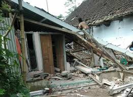 Gempabumi tektonik m 4.9 di lumajang, jawa timurkejadian dan parameter gempabumi:hari minggu, 05 april 2020 pukul 07:15:24 wib wilayah lumajang jawa timur. Gempa Malang Berdampak Kerusakan Di Beberapa Wilayah Di Jawa Timur