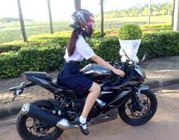 jkがバイクで通学 制服でバイクに乗る女子高生 可愛らしい girls biker298 女性ライダーの魅力 motogirl motovlog モトブログ ガールズバイカー ヘルメット 車 バイク モーターサイクル オー bikes girls lady riders motorcycle girl