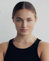 Millie Kent's Instagram, Twitter & Facebook