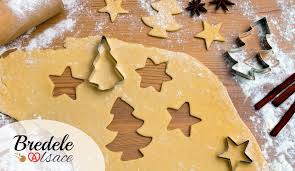 Recette Des Butterbredele Ou Petits Fours Au Beurre Variete Traditionnelle Des Petits Gateaux D Biscuit De Noel Petits Gateaux De Noel Biscuit De Noel Alsacien