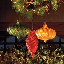 Les couleurs des boules de noël traditionnelles sont le rouge et l'or. Decoration De Noel Exterieur Boules De Noel Dans Le Jardin