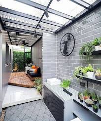 Meletakkan kursi tamu di teras atau halaman juga akan menambah keindahan halaman rumah. Mungil Tapi Cantik Desain 25 Taman Minimalis Di Teras Depan Rumah Yang Sederhana