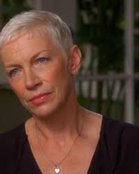 Annie Lennox showcases her powerful vocals in “Sisters Are Doin’ It for  Themselves” and talks about working with Aretha Franklin