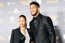 Quand la meilleure demie de mêlée du monde prend un cours de boxe, quelle meilleure coach que la championne olympique et championne du monde ? A Meme Pas 2 Ans Le Fils D Estelle Mossely Et Tony Yoka S Entraine A La Boxe