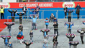 Da geht es darum, wer aus der ersten heute wird in köln gespielt, am samstag gibt es das rückspiel in kiel. 2nfzzjmcqlkzcm