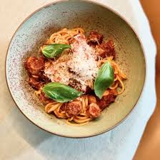Spaghettis Aux Saucisses Et A La Sauce Tomate De Cyril Lignac Recette En 2020 Sauce Spaghetti Sauce Tomate Recette Cyril Lignac