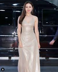 Giữa tin đồn tình cảm, hyun bin không xuất hiện cùng son ye jin. Penampilan Son Ye Jin Di Baeksang Arts Awards 2020