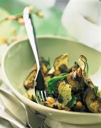 3 cuisses de poulet 3 gousses d'ail 5 cl de vin blanc sec 1 jaune d'oeuf 25 cl de crème entière 2 c à s d'huile d'olive sel poivre 5 baies. Recette Fricassee De Poulet Aux Aubergines Marie Claire