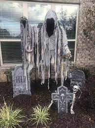 45 Stunning Hallowen Decoration Outdoor Ideas 8 Artmyideas Halloween Lawn Halloween Props Diy Halloween Lawn Decorations