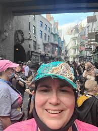 Learn how to walk in theme parks properly