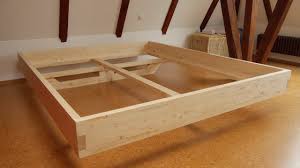 Um ein bett zu bauen, benötigen sie außer dem sägewerk natürlich noch die passenden rohstoffe. Diy Massivholz Bett Selber Bauen Youtube
