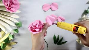 Bunga kertas (paper flower) merupakan alternatif dekorasi yang patut kalian gunakan karena bunga satu ini cukup mudah dibuat dan memiliki harga yang terjangkau. Rose Paper Flower Tutorial Easy Cara Mudah Membuat Bunga Mawar Dari Kertas Buket Bunga Kertas Youtube