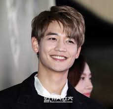 2010년 11월, kbs2 드라마 스페셜 《피아니스트》를 통해 배우로서 데뷔했다. í¬í†  ìƒ¤ì´ë‹ˆ ë¯¼í˜¸ ì˜ˆë¹„ì‹ ëž' ì˜†ì— ì„œë‹ˆ