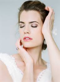 Denn der hochzeitstag ist nicht nur ein tag, an dem ein neuer abschnitt des lebens beginnt. Braut Make Up Brautfrisuren Brautstyling Brautzauber