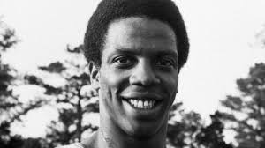 Willie Smith, track star from Uniondale High School who won Olympic gold,  dies at 64