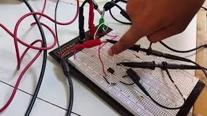 El circuito integrado a usar es el muy difundido timer 555 el principio de funcionamiento es muy sencillo , la otra posibilidad es usar un opam como comparador pero a veces se encuentra comportamiento inestable. Detector De Oscuridad Con Opamp Lm741 By Reynaldo Loera