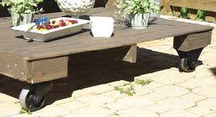 Pallet coffee table on wheels: Maximize Your Outdoor Space With A Pallet Coffee Table On Wheels