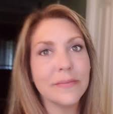 Who provides at-home nail services, specifically powder dip, in Spring  Hill, FL?