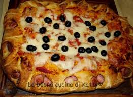 Pizza Con Bordo Ripieno Di Olive Nere Pizza Ripiena Pizza Wurstel