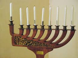 Chanukka, auch hanukkah oder lichterfest genannt, wird jedes jahr acht tage lang gefeiert. Chanuka Das Judische Lichterfest Mallorca Foto Blog