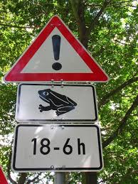 Http Www Pinottesansrire Com Wp Content Uploads 1720898 Invasion De Batraciens Jpg Insolite Panneaux Routiers Droles Panneau