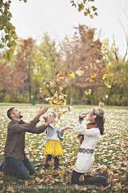 Fun W Leaves Con Imagenes Fotos De Familia De Otono Fotografia De Familia Sesion De Fotos Familiar