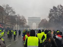 Sarbatoare in franta, unde ziua nationala este marcata cu fast la paris. Proteste La Paris De Ziua NaÅ£ionalÄƒ A FranÅ£ei PoliÅ£ia A Folosit Gaze Monitorul ApÄƒrÄƒrii È™i SecuritÄƒÈ›ii