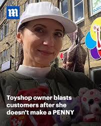 Holly Sirois's Instagram, Twitter & Facebook