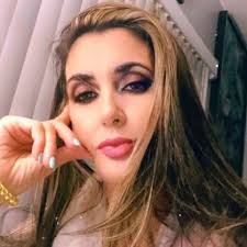 Muchas felicidades a la Cachita de Vivir del cuento, que un día como hoy,  nació. Todavía estamos averiguando el año de nacimiento. Google dice una  cosa, y ella me dijo otra. Felicidades,