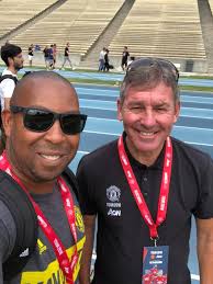 Fans are lined up and ready to meet Miguel Rojas at Legends Attic in  Claremont 🔥